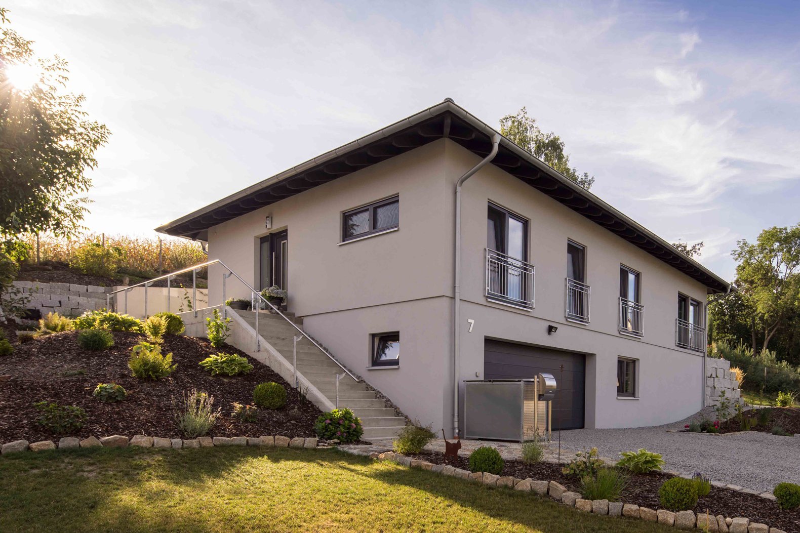 Klassisches Einfamilienhaus mit integrierter Garage und MB-Fertigkeller, eingebettet in eine gestaltete Gartenanlage